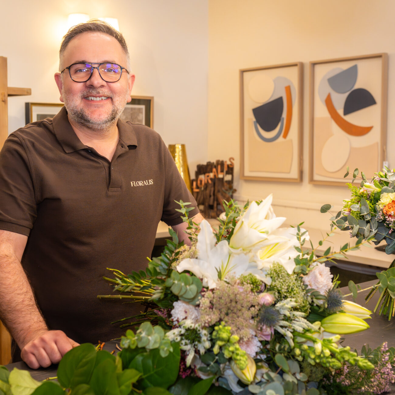 sonriendo con ramo de flores 3